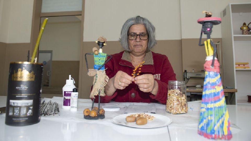 Tunceli'de kadınlar atık malzemeleri süs eşyasına dönüştürüyor