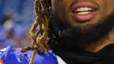 Damar Hamlin: Amerikan futbolcusu maç sırasında yere yığıldı