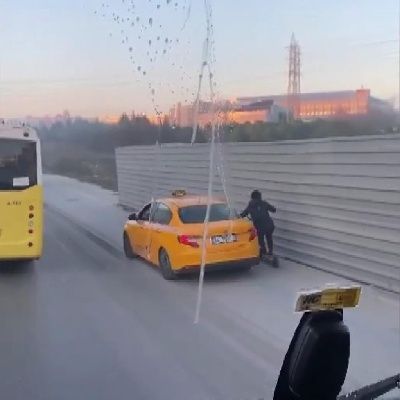 İstanbul'da yaşandı! Kaldırımdan giden taksi, scooterlı kadına çarptı