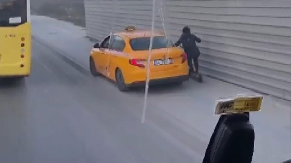 İstanbul'da yaşandı! Kaldırımdan giden taksi, scooterlı kadına çarptı