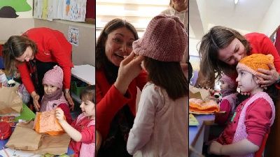 Gönüllü kadınların ördüğü atkı ve bereler çocuklara dağıtıldı