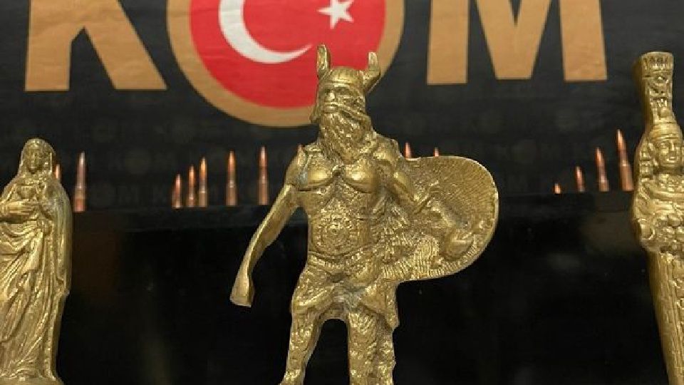 Hakkari'de tarihi eser olduğu değerlendirilen objeler ele geçirildi