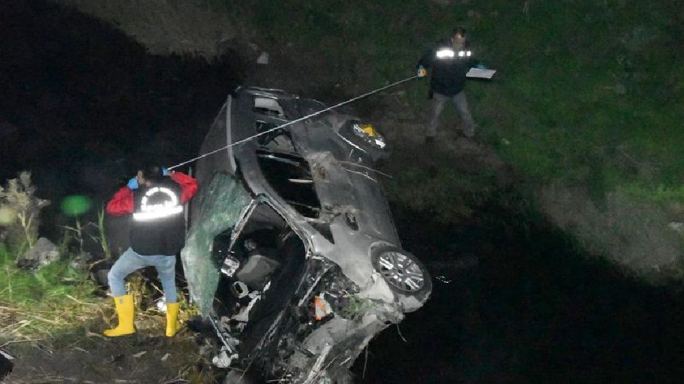 Hafif ticari araç dereye yuvarlandı! 1 ölü, 3 yaralı