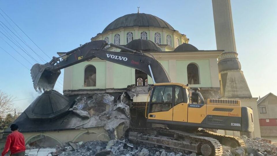 Düzce'de hasarlı konutların yıkımı sürüyor