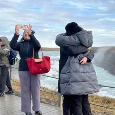 Dikkatsiz turist viral oldu! Telefonla çekmeye devam etti