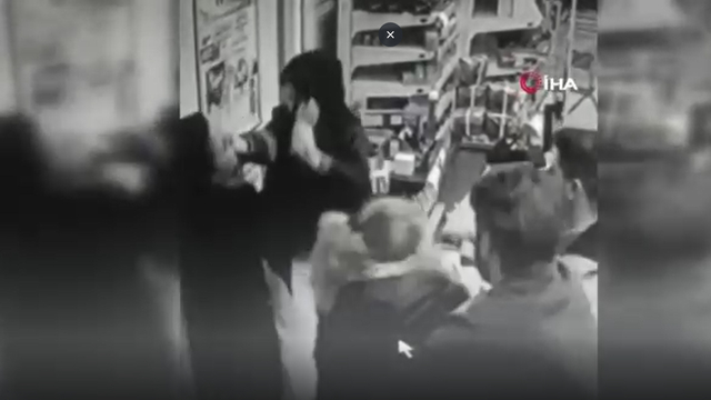 Kasiyerin kafasını tezgaha vurdular!
