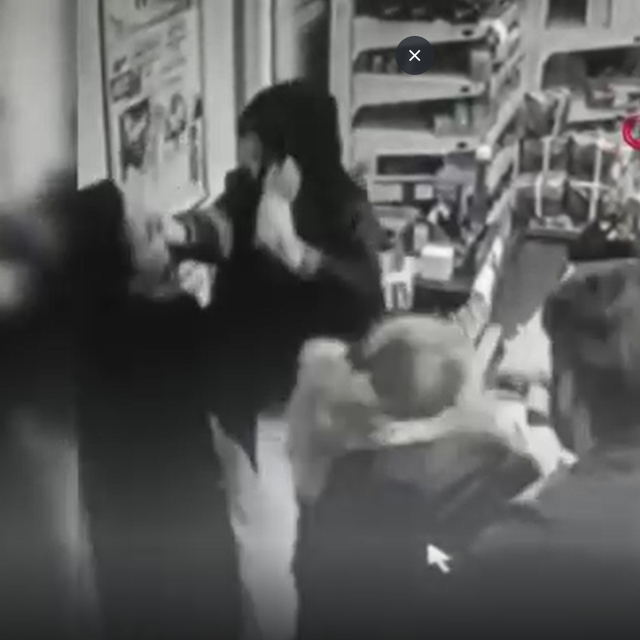 Kasiyerin kafasını tezgaha vurdular!
