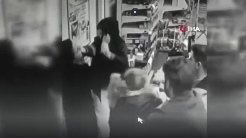 Kasiyerin kafasını tezgaha vurdular!