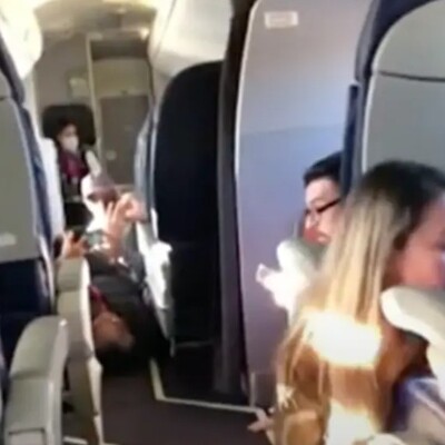 Mermiler uçağa isabet etti, yolcular panik yaşadı