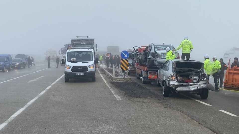 5 TIR, 6 otomobil ve 1 yolcu otobüsü! 12 araç birbirine girdi: 2 ölü, 12 yaralı!