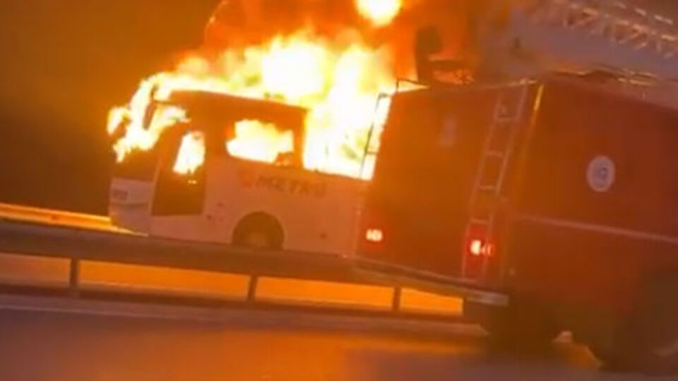 Seyir halindeki otobüs alev alev yandı