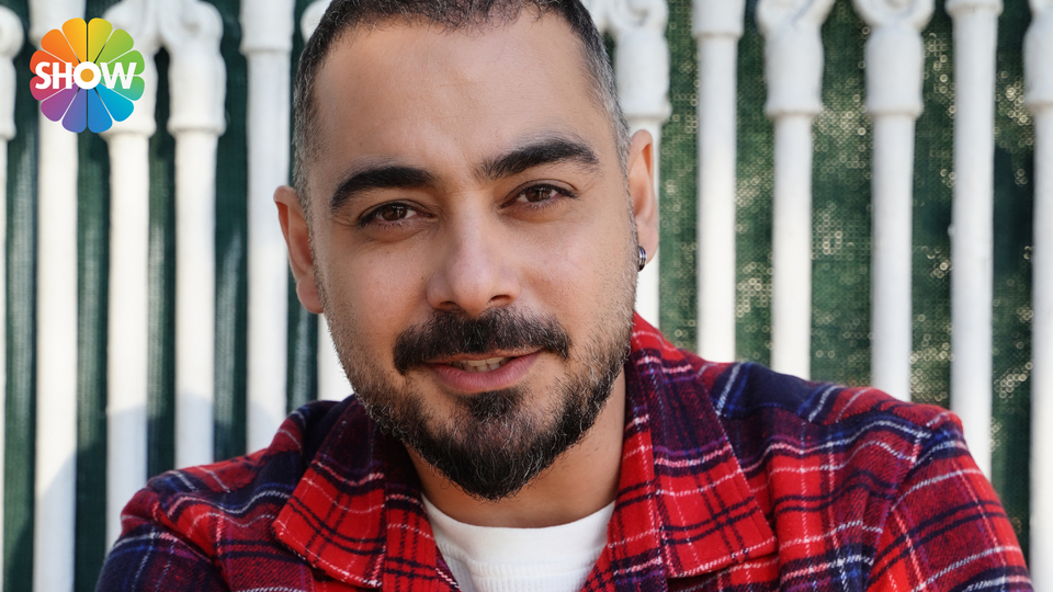 "Neşesi beyaz mendil gibi; hep cebinde"