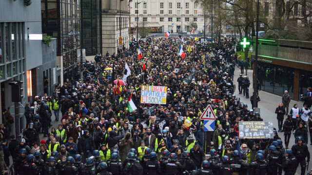 Paris'te sarı yelekliklerden protesto