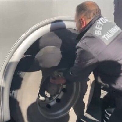 Otobüs şoförü fark etti! Lastikten kaçak göçmen çıktı