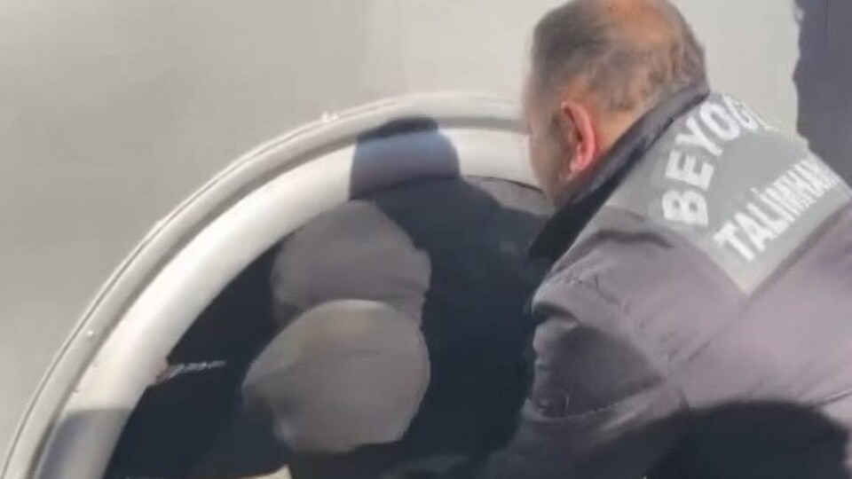Otobüs şoförü fark etti! Lastikten kaçak göçmen çıktı
