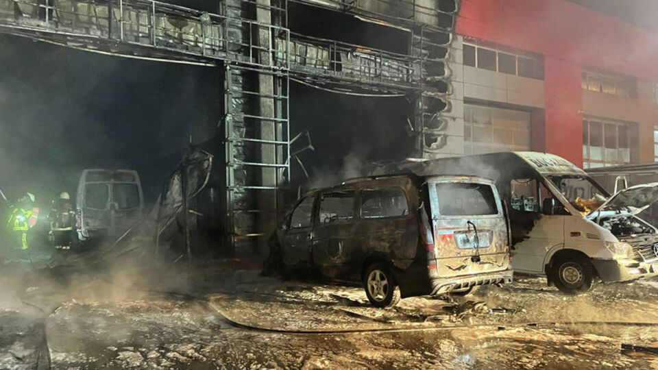 Oto servisinde yangın çıktı! 10 araç kullanılamaz hale geldi