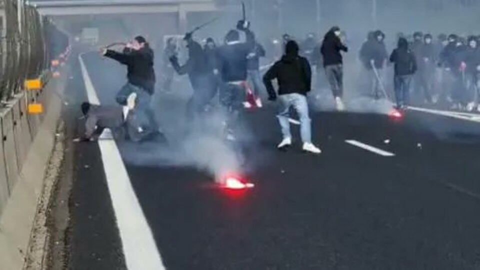 Napoli ve Roma taraftarları arasında olay çıktı!