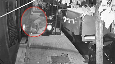 Şoke eden anlar! Benzin döküp binayı ateşe verdi