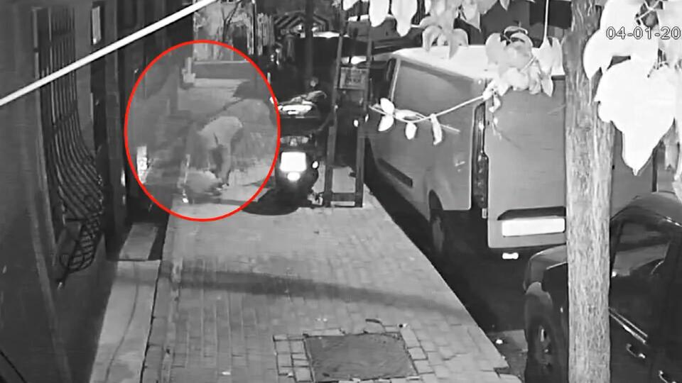 Şoke eden anlar! Benzin döküp binayı ateşe verdi