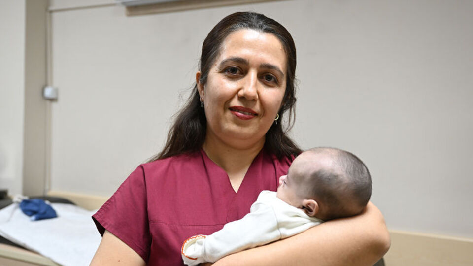 Bağırsakları dışarıda doğan bebeğe 90 günde 3 ameliyat