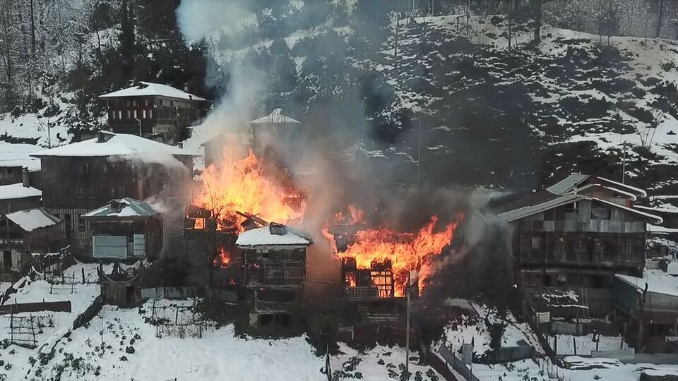Rize'de feci yangın! Alevler evleri ve bir aracı sardı