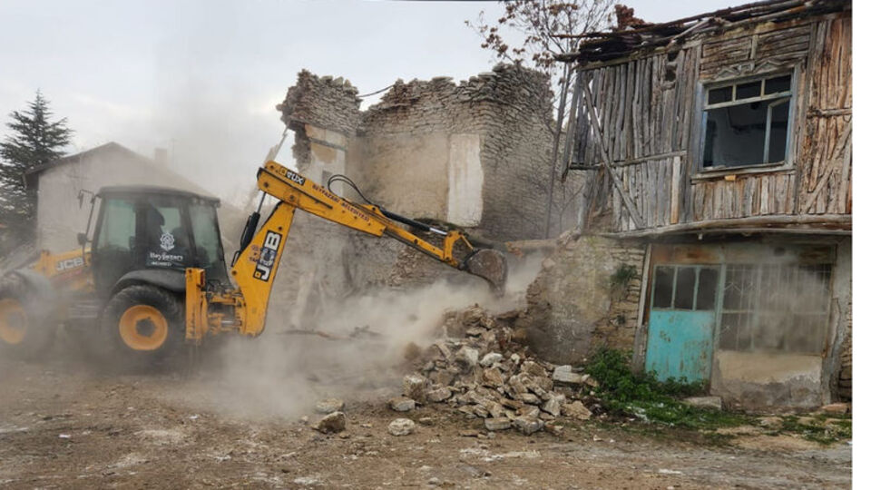Beypazarı'nda metruk evler yıkılıyor