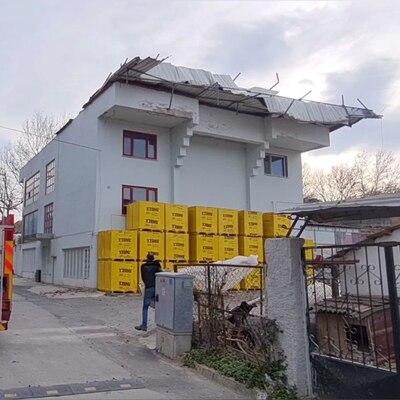 Şiddetli lodosta güneş enerjisi panelleri savruldu!