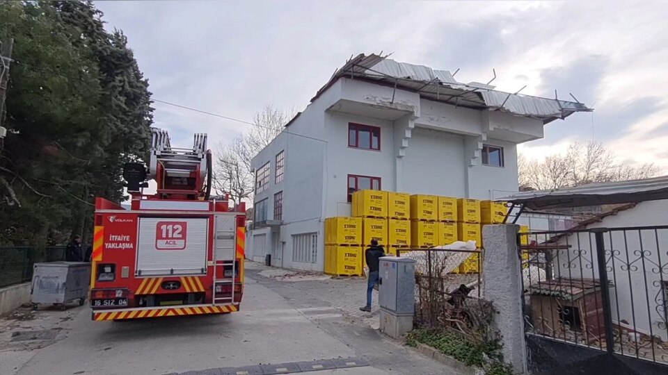 Şiddetli lodosta güneş enerjisi panelleri savruldu!