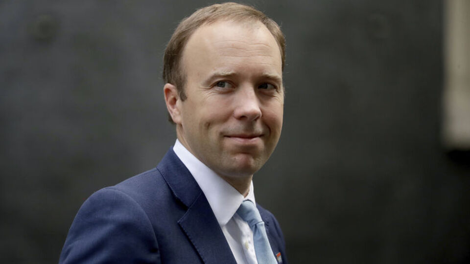 İngiltere'nin eski bakanı saç ektirmeye mi geldi?