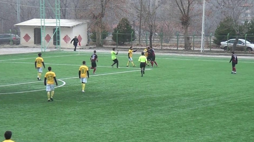 Bıçakla sahaya daldı kulüpten kovuldu!