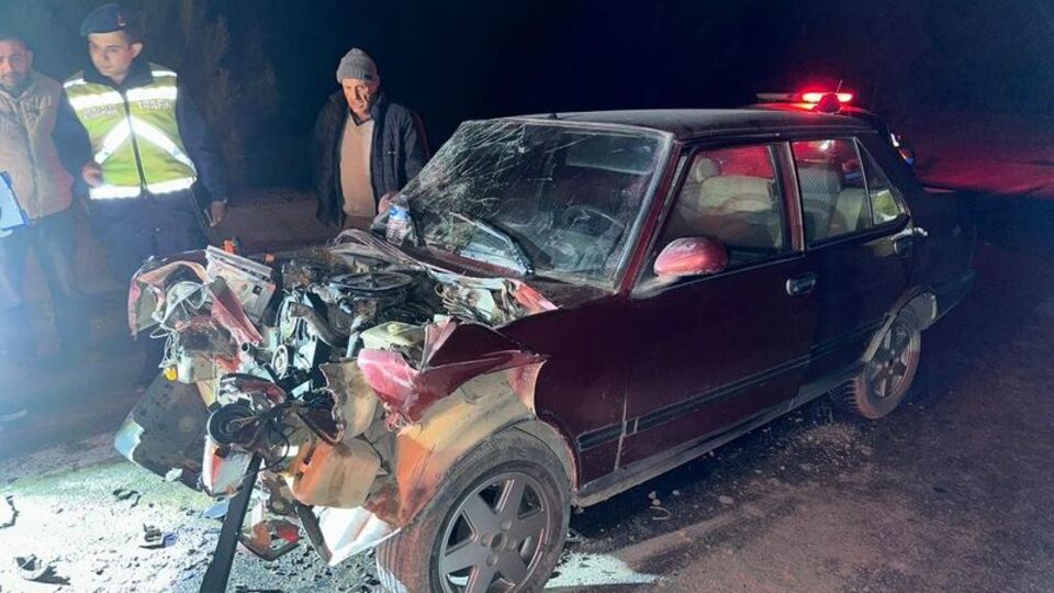 Otomobil kamyona çarptı: 1 ölü, 1 yaralı