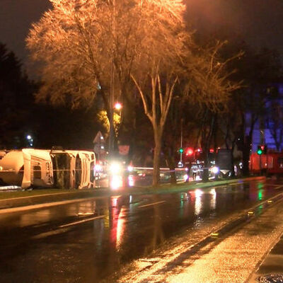Bakırköy'de yakıt tankeri devrildi! Cadde kapatıldı!