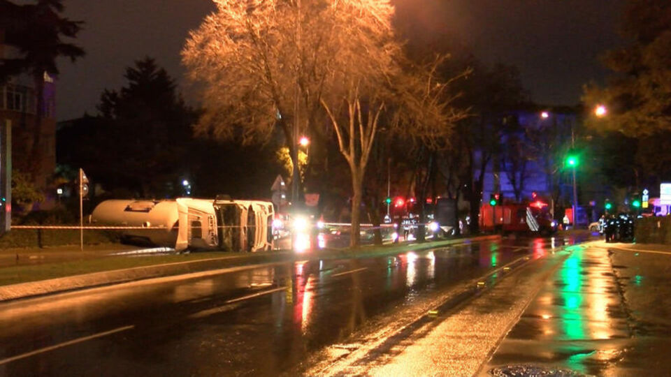 Bakırköy'de yakıt tankeri devrildi! Cadde kapatıldı!