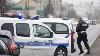 Paris'te bıçaklı saldırı: Yaralılar var