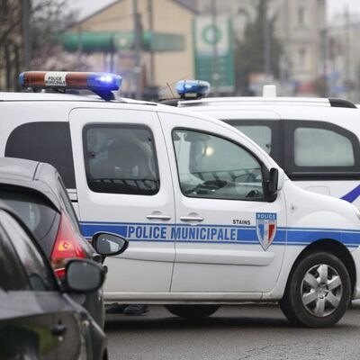 Paris'te bıçaklı saldırı: Yaralılar var