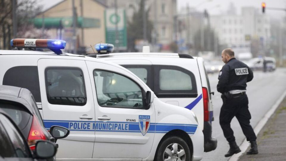 Paris'te bıçaklı saldırı: Yaralılar var