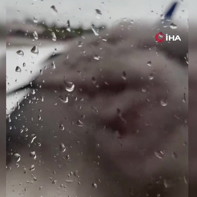 Yolcu uçağının motoru alev aldı