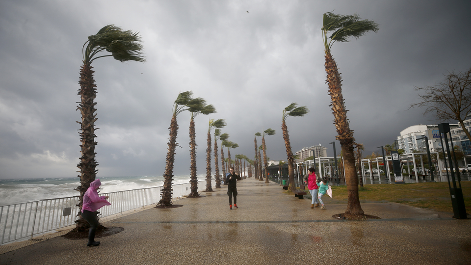 Antalya'da sağanak ve fırtına esareti!