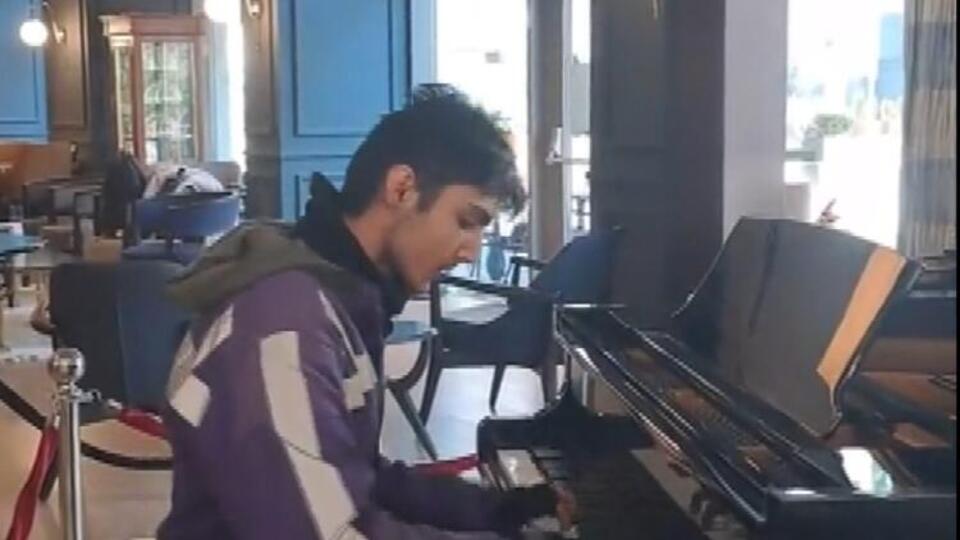 Kendi kendine çalmayı öğrendi