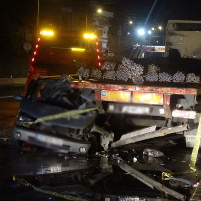 Otomobil park halindeki TIR'a çarptı: 1 ölü