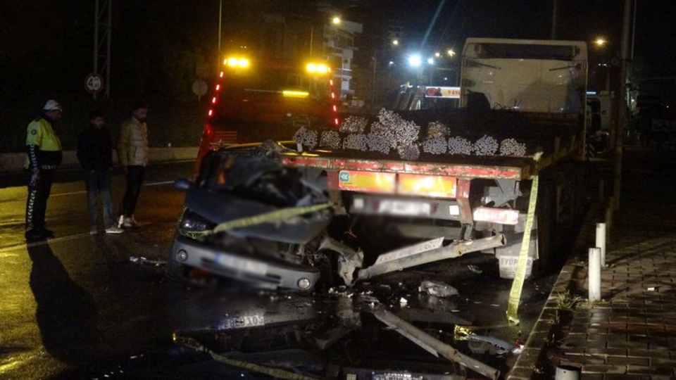 Otomobil park halindeki TIR'a çarptı: 1 ölü