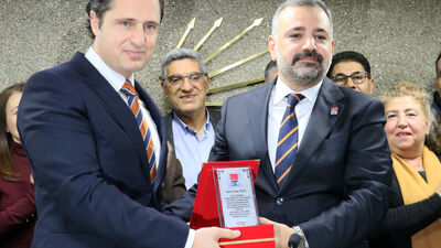 CHP'nin yeni İzmir İl Başkanı Şenol Aslanoğlu oldu