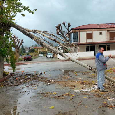 Antalya'da hortum dehşeti! Mağazanın camları patladı! AFAD'dan alarm!