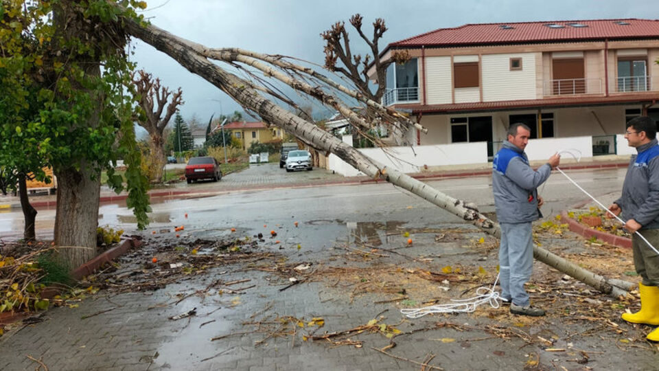 Antalya'da hortum dehşeti! Mağazanın camları patladı! AFAD'dan alarm!