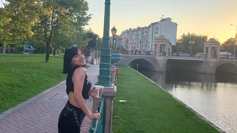 Genç kadın evinden çıkarken boğazından bıçaklandı!