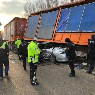 Yine aynı kaza! TIR emniyet şeridindeydi! Feci ölüm!