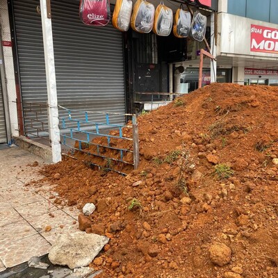 Kira tartışmasında dükkanın önüne toprak döktürdü!