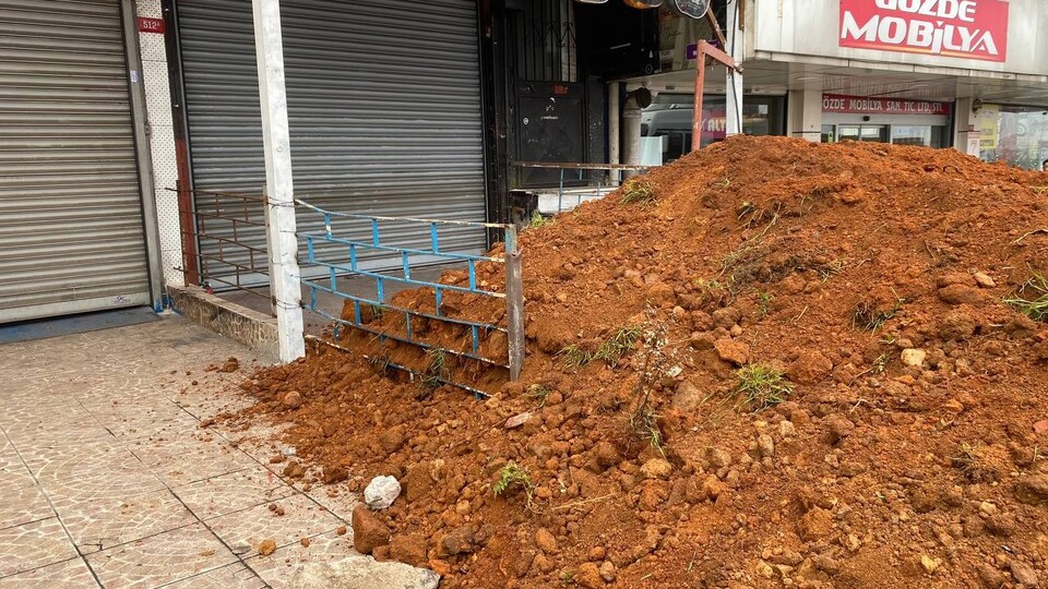 Kira tartışmasında dükkanın önüne toprak döktürdü!