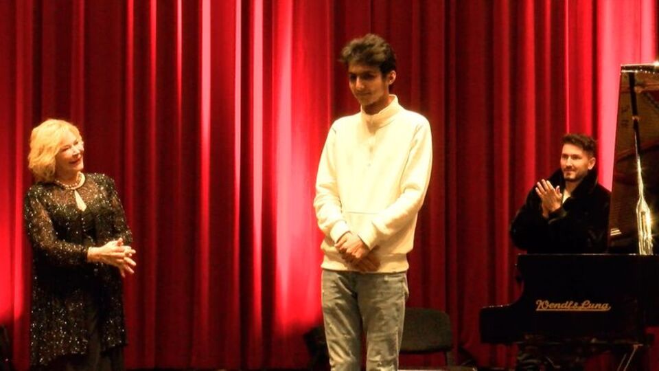 Türk Marşı'yla büyülemişti! Kurye piyanistten sahnede resital!