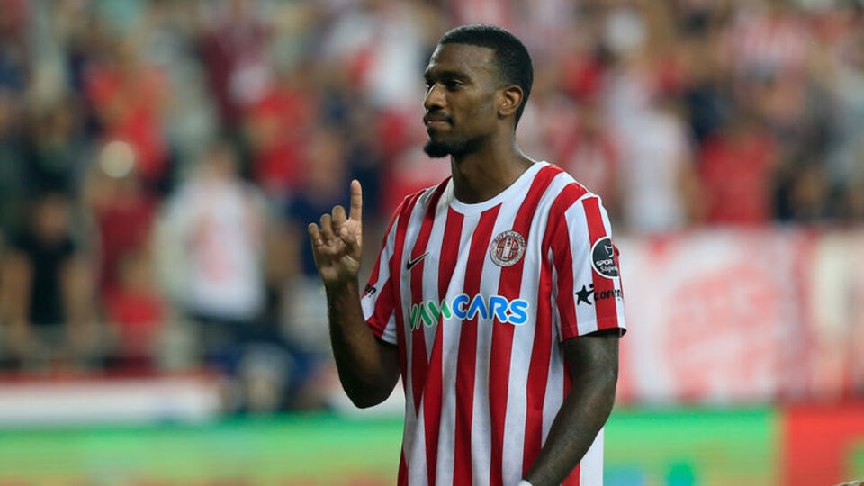 Haji Wright el yaktı!